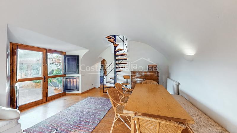 Foto e6f6ca75-b4e3-41a2-bd20-2ff4c3aaae64. Masía acogedora casa de campo renovada con gusto en venta en montrás en Mont-ras