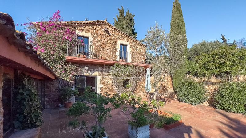 Foto f14e82bb-36ab-4899-b051-1d173bc10f29. Masía acogedora casa de campo renovada con gusto en venta en montrás en Mont-ras