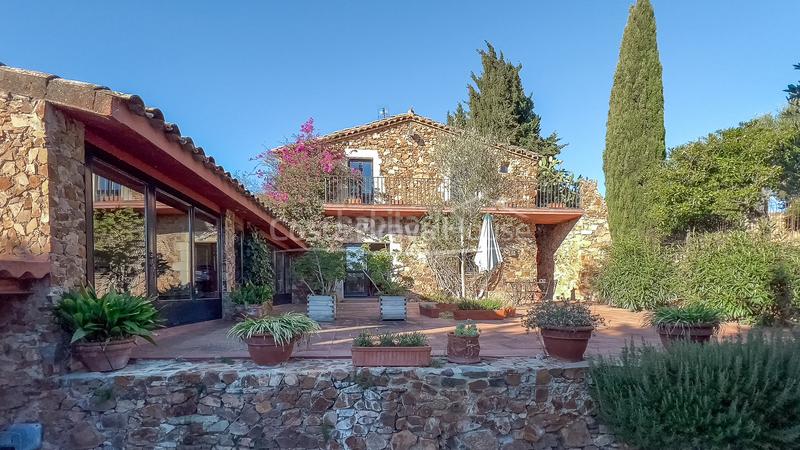 Foto f2ac0763-ad3a-4959-8252-f118e5a384d9. Masía acogedora casa de campo renovada con gusto en venta en montrás en Mont-ras
