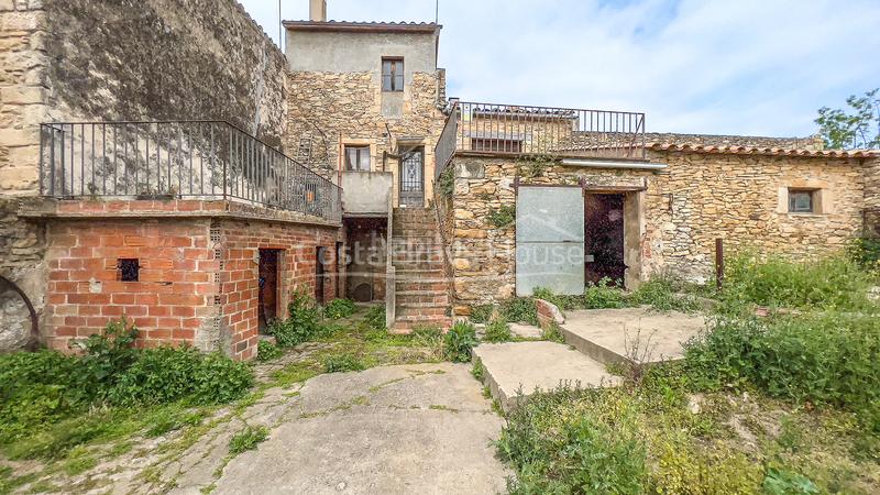 Foto 0c59c272-e95d-4655-90f5-5b1e6217b438. Masia amb aparcament a Forallac