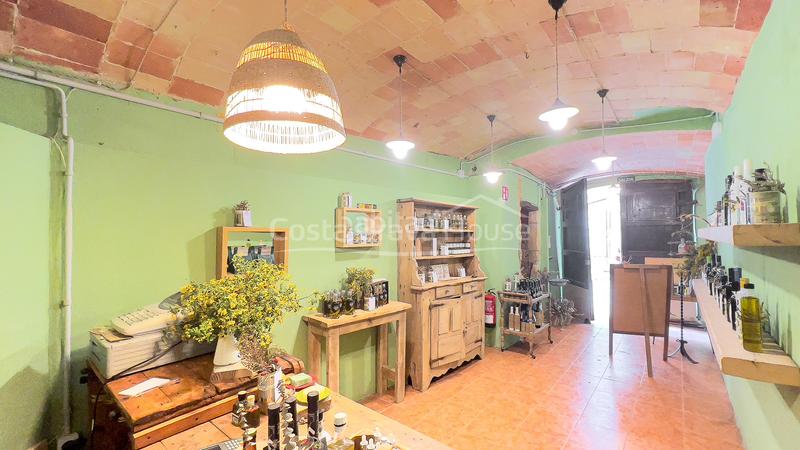 Foto e5df8984-e982-41bd-9d1e-959f574a2024. Masia amb aparcament a Forallac