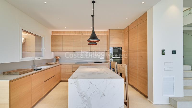 Foto 4543fada-b0b0-4fe3-8efb-f4170ace2949. Casa moderna casa de diseño en venta sa riera, con impresionantes vistas al mar y piscina en Begur