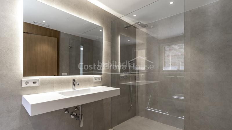 Foto 5268fa98-34b0-40c5-868f-282de408fc54. Casa moderna casa de diseño en venta sa riera, con impresionantes vistas al mar y piscina en Begur