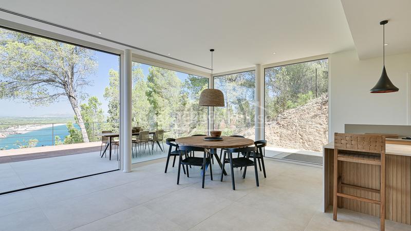 Foto 8ed249a7-e40f-40c5-8118-ccc6f6f314dd. Casa moderna casa de diseño en venta sa riera, con impresionantes vistas al mar y piscina en Begur