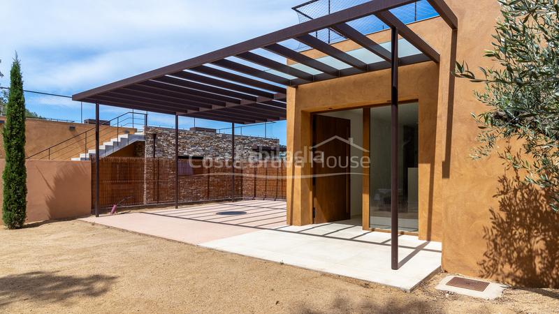 Foto c5c63339-b871-4318-a3a0-f590f4330487. Casa moderna casa de diseño en venta sa riera, con impresionantes vistas al mar y piscina en Begur