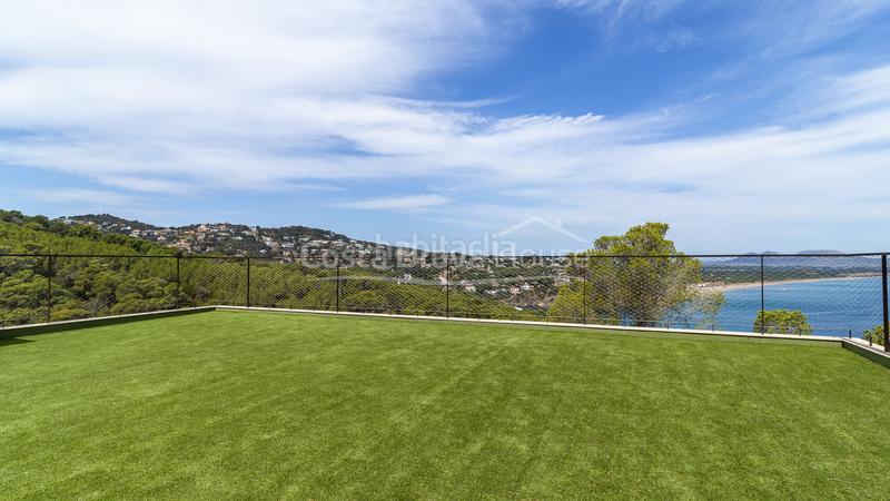 Foto c8c5cbac-e6e0-4cf1-b342-c4d677dd3170. Casa moderna casa de diseño en venta sa riera, con impresionantes vistas al mar y piscina en Begur