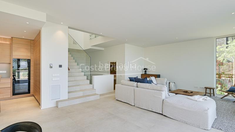 Foto d8b8677e-95e7-45fa-8bbe-31aebf1483e6. Casa moderna casa de diseño en venta sa riera, con impresionantes vistas al mar y piscina en Begur