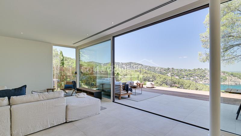 Foto f05ecbee-2bb8-41e3-b3df-4b2a450fc332. Casa moderna casa de diseño en venta sa riera, con impresionantes vistas al mar y piscina en Begur