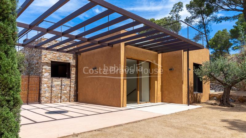 Foto f7905304-f26f-4d59-9c43-6ebd87e533da. Casa moderna casa de diseño en venta sa riera, con impresionantes vistas al mar y piscina en Begur