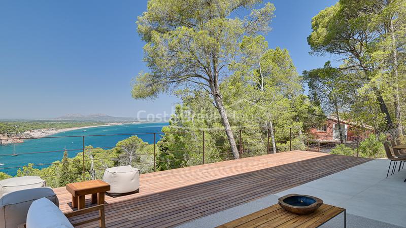 Foto fc8165fc-10e1-46d2-a8a6-001d678a251b. Casa moderna casa de diseño en venta sa riera, con impresionantes vistas al mar y piscina en Begur