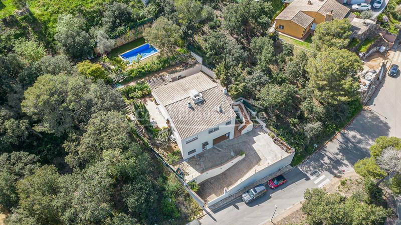 Foto 76dfdc3a-3ec8-49ba-b294-262038f6d4d6. Casa exclusiva villa contemporánea en venta con jardín y piscina privada en Begur