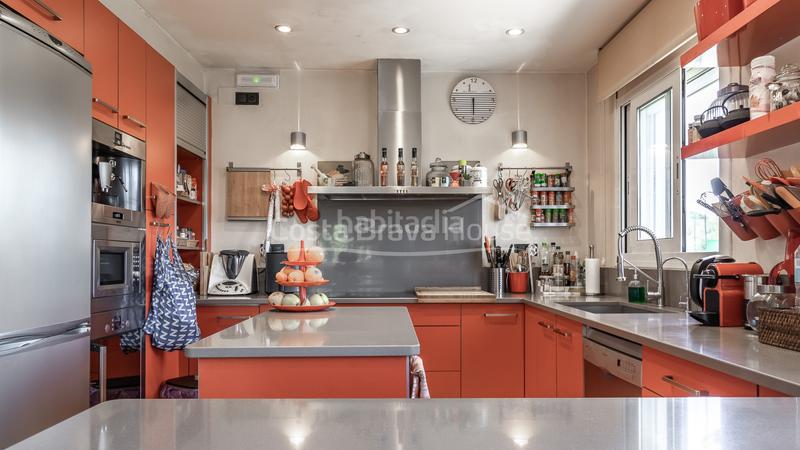 Foto 77b0b959-23dd-4c9f-90fe-ae3b9fc28d05. Casa exclusiva villa contemporánea en venta con jardín y piscina privada en Begur