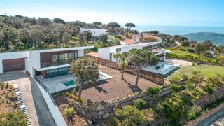 Maison  Av. de castell d'aro. Exclusiva villa de diseño contemporánea en venta en mas nou, pla