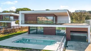 Maison  Av. de castell d'aro. Exclusiva villa de diseño contemporánea en venta en mas nou, pla