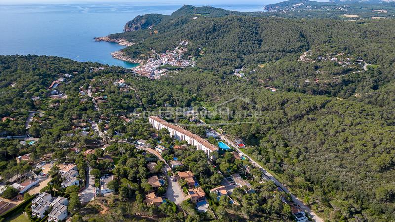 Foto a818b1d4-3ec2-4657-964f-5c0ddc0092b4. Casa adosada encantadora casa adosada , a 15 min de la playa, con jardín y piscina en Tamariu