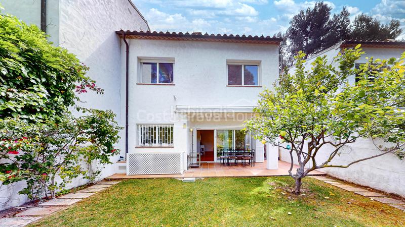Foto f0237565-74a6-42de-94ff-3cc28eb733f2. Casa adosada encantadora casa adosada , a 15 min de la playa, con jardín y piscina en Tamariu