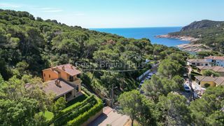 Casa  Carrer del port de malaespina. Casa con jardín en venta en tamariu, a solamente 5 min a pie de
