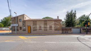 Masia  Avinguda costa brava. Casa de pueblo de piedra en corçà, baix empordà, con jardín y po