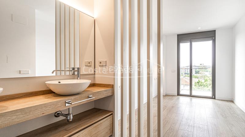 Foto 2cab4558-3d79-4984-9a21-301f3b725836. Apartamento ático de lujo en venta en la fosca, , con solárium privado, terrazas y garaje. en Palamós
