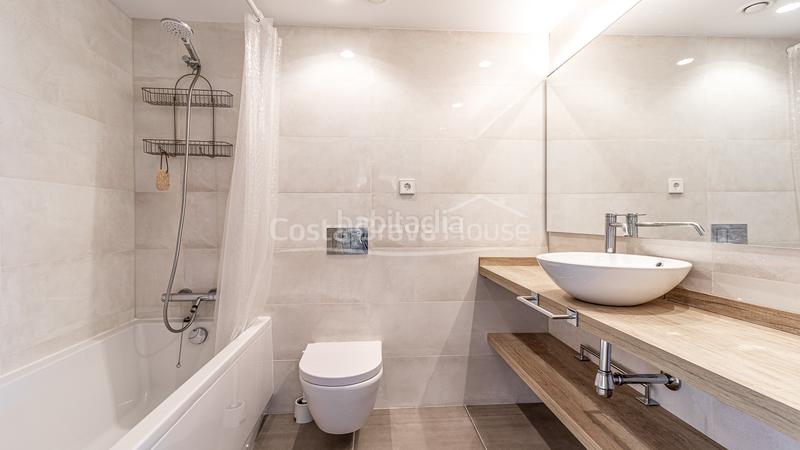 Foto b884cb8f-9e6b-44fe-b67a-92ceaa3b280d. Apartamento ático de lujo en venta en la fosca, , con solárium privado, terrazas y garaje. en Palamós