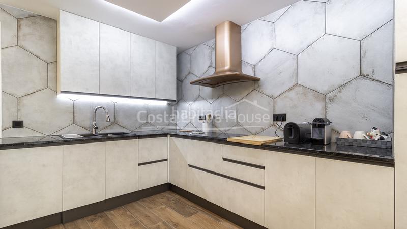 Foto f2d696e5-f48d-49b9-8c7a-001fc138b14c. Apartamento  en venta en sa riera, , reformado y a solo 300 metros de la playa, con garaje privado en Begur