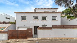 Casa  Carrer de pere calders. Casa moderna a estrenar con piscina privada y jardín en residenc