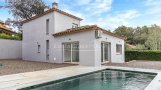 Casa  Carrer de pere calders. Casa moderna a estrenar con piscina privada y jardín en residenc