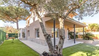 House  Carrer de tenerife. Casa con piscina en venta en calella de palafrugell, a 700 m de