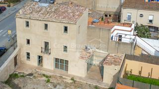 Masia  Carrer de barris i buixó. Casa de pueblo renovada con piscina y jardín en el centro de pal