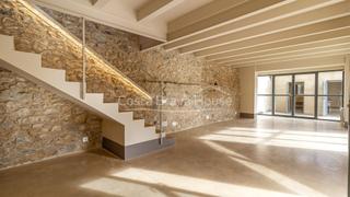 Masia  Carrer de barris i buixó. Casa de pueblo renovada con piscina y jardín en el centro de pal