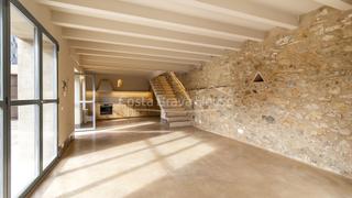 Masia  Carrer de barris i buixó. Casa de pueblo renovada con piscina y jardín en el centro de pal