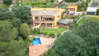 Casa  Carrer miquel martí i pol. Casa en venta en begur con piscina, tres viviendas y licencia tu