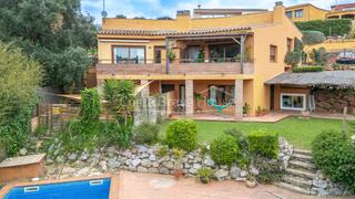 Casa  Carrer miquel martí i pol. Casa en venta en begur con piscina, tres viviendas y licencia tu