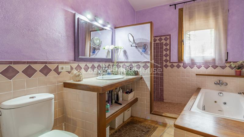 Foto dd82bb50-2b3d-4c41-9d8e-f95b32b19282. Casa con riscaldamento parcheggio piscina in residencial Begur-esclanyà Begur