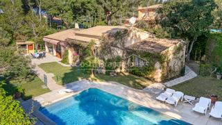 Maison à Carrer dels ullastres 5. Casa en venta en tamariu con piscina, jardín y apartamento indep