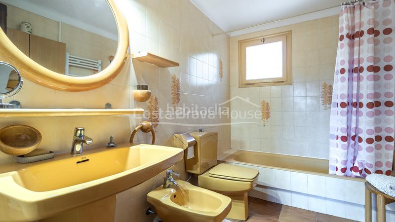 Foto 16a5d110-daba-4bcc-8772-412b3496e4c1. Casa en carrer dels ullastres 5 casa en venta con piscina, jardín y apartamento independiente a 750m de la playa en Tamariu