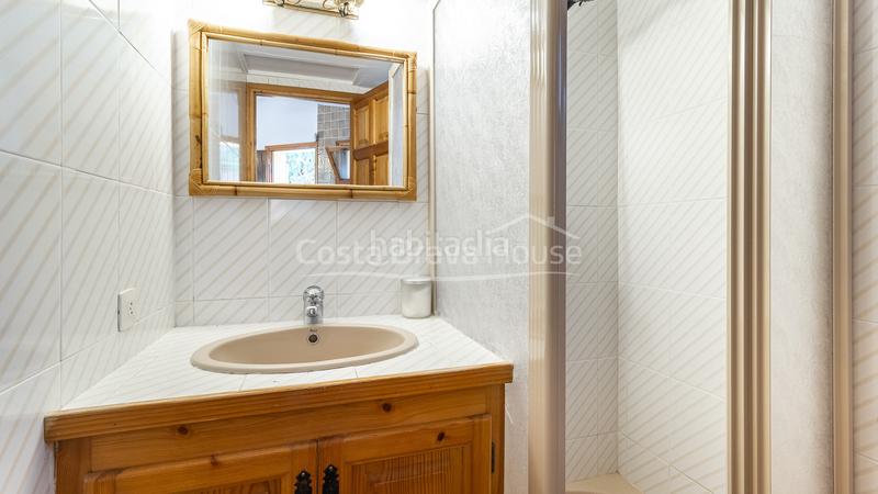 Foto 1d42866d-1f6e-4efa-b39e-deac12213709. Casa en carrer dels ullastres 5 casa en venta con piscina, jardín y apartamento independiente a 750m de la playa en Tamariu