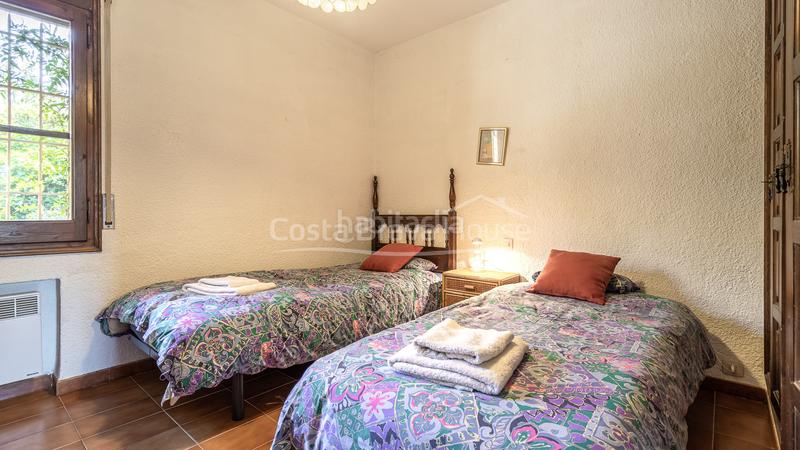 Foto 703681a5-f9c3-4cfd-9c37-e6006b9a31ad. Casa en carrer dels ullastres 5 casa en venta con piscina, jardín y apartamento independiente a 750m de la playa en Tamariu
