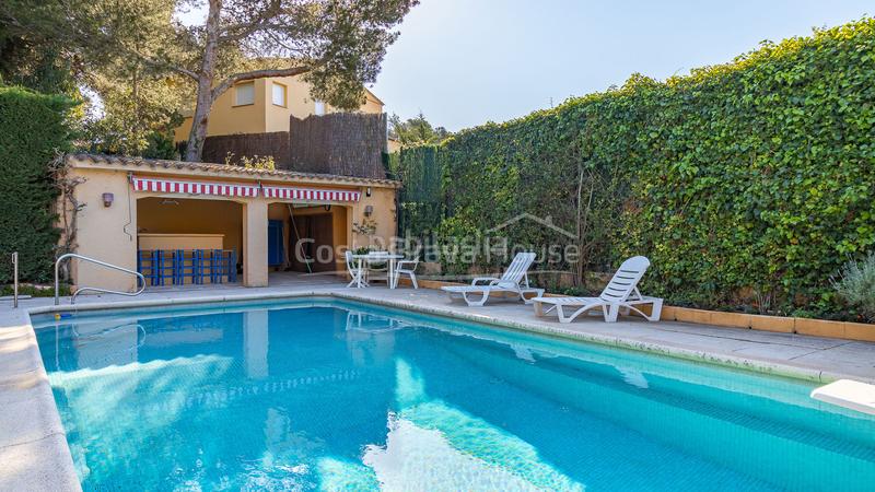 Foto b9109120-f99e-4192-ac05-d578080bf2c0. Casa en carrer dels ullastres 5 casa en venta con piscina, jardín y apartamento independiente a 750m de la playa en Tamariu