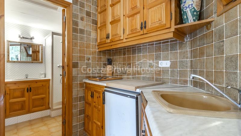 Foto cbedb1de-5f7b-4254-b4bf-4e1e3d42a639. Casa en carrer dels ullastres 5 casa en venta con piscina, jardín y apartamento independiente a 750m de la playa en Tamariu