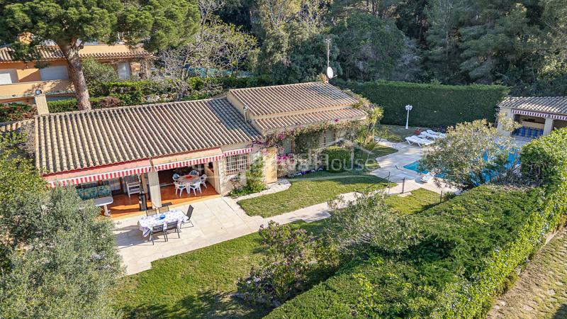 Foto f391bbed-ebc6-41ba-86ad-98cf7edaab3a. Casa en carrer dels ullastres 5 casa en venta con piscina, jardín y apartamento independiente a 750m de la playa en Tamariu