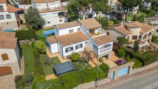 Casa  Carrer fragata. Casa individual con jardín privado en venta a 500 metros de la p