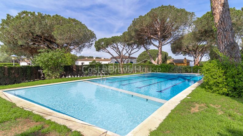 Foto 1c0c013a-e744-463e-88f3-9de4572bb1c9. Apartamento en carrer de mallorca 25 apartamento con licencia turistica, terraza y piscina en venta en zona golfet, en Calella de Palafrugell