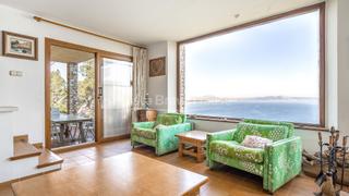 Casa in Carrer es vent 7. Villa mediterránea en venta con vistas al mar en primera línea e