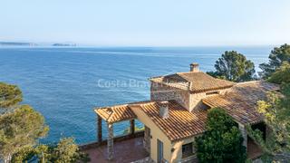 Casa a Carrer es vent 7. Villa mediterránea en venta con vistas al mar en primera línea e