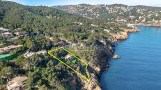 Casa a Carrer es vent 7. Villa mediterránea en venta con vistas al mar en primera línea e