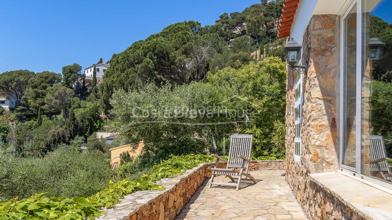 Foto 9c56bf22-d413-4d16-995f-9dc297d5f466. Casa exclusiva casa en venta con vistas al mar en ses costes, aiguablava en Begur