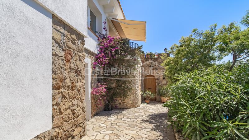 Foto fe56f533-24e2-4d2d-ba64-b577d6fa0ef0. Casa exclusiva casa en venta con vistas al mar en ses costes, aiguablava en Begur