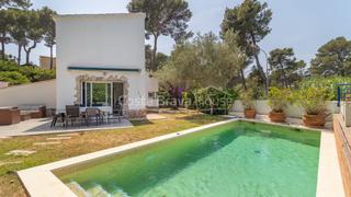 Haus  Carrer de costa rica. Casa con jardín, piscina y licencia turística en venta cerca del