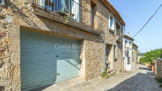 Masia  Carrer alzines. Casa de pueblo en venta en el centro de begur con vistas al cast
